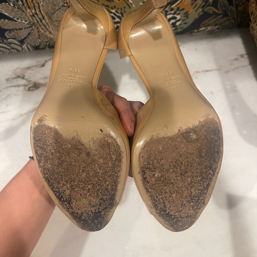 Authentic Valentino Heels 8.5 - Picture 3 of 6